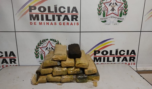 POLÍCIA MILITAR APREENDE GRANDE QUANTIDADE DE DROGA EM LIXEIRA NO CENTRO. AO TODO FORAM APREENDIDOS 14 TABLETES DE MACONHA