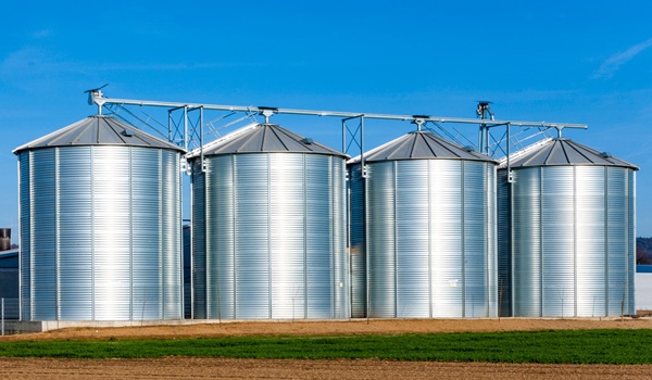 TRABALHADOR É SOCORRIDO APÓS CAIR EM SILO DE SOJA EM CONCEIÇÃO DAS ALAGOAS