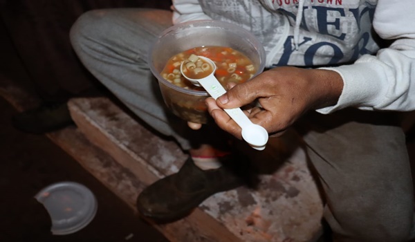 SECRETARIA DE ASSISTÊNCIA SOCIAL FAZ ENTREGA DE COBERTORES E ALIMENTOS A MORADORES EM SITUAÇÃO DE RUA