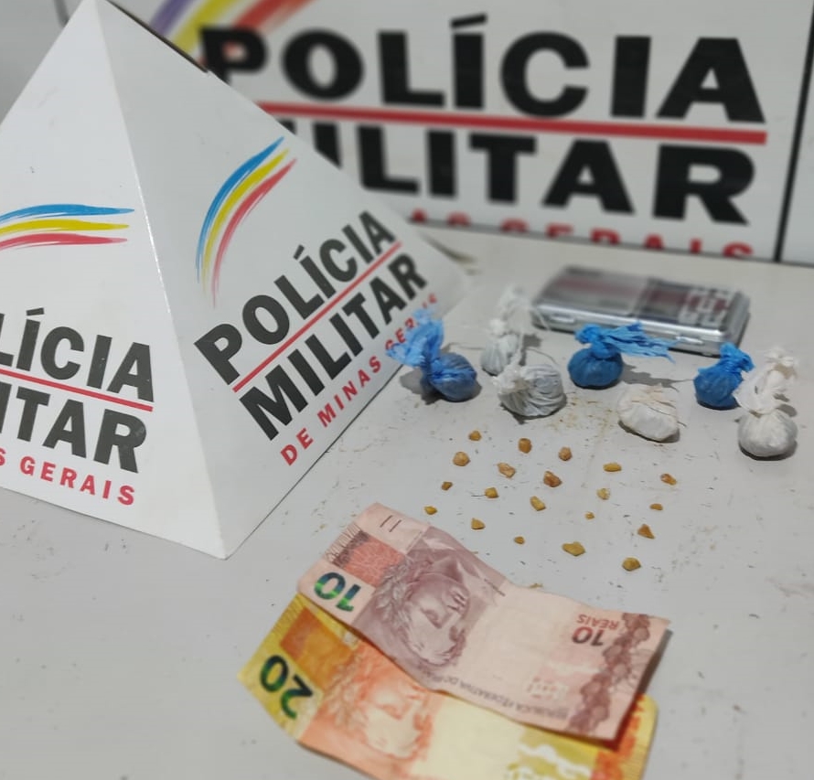 GRANDE QUANTIDADE DE DROGAS É APREENDIDA PELA POLÍCIA MILITAR EM ABORDAGEM NO BAIRRO VILA ESPERANÇA