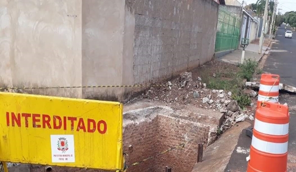 PREFEITURA CONTINUA A TROCAR TAMPAS DE BUEIROS EM DIVERSOS PONTOS DA CIDADE