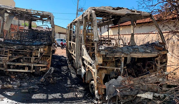 FOGO DESTRÓI DOIS ÔNIBUS EM CONCEIÇÃO DAS ALAGOAS