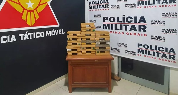 DUPLA É DETIDA COM CERCA DE 60 KG DE MACONHA NA BR-262 EM UBERABA