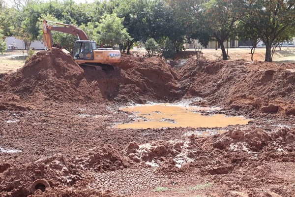 NASCENTES VOLTAM A BROTAR APÓS PREFEITURA DE FRUTAL RETIRAR 10 CAMINHÕES DE SEDIMENTOS DOS LAGOS