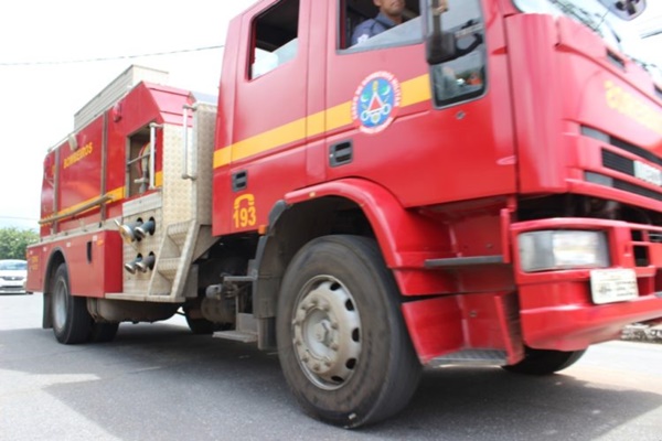 CRIANÇA BRINCA COM ISQUEIRO, E RESIDÊNCIA QUASE É TOMADA POR UM INCÊNDIO EM FRUTAL