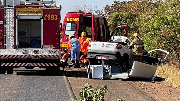 MOTORISTA FICA GRAVEMENTE FERIDO APÓS BATER EM CAMINHÃO NA BR-452 EM UBERLÂNDIA