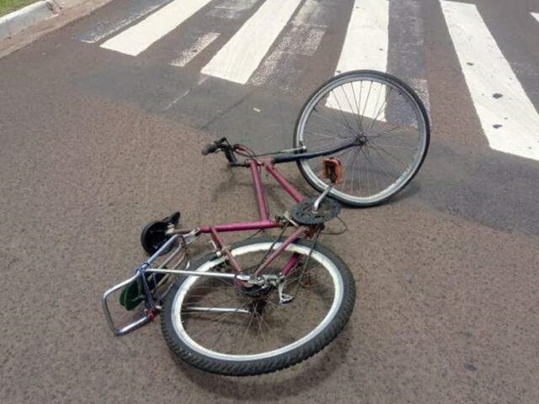 CORPO DE BOMBEIROS SOCORRE MENOR DEVIDO ACIDENTE ENVOLVENDO A BICICLETA QUE ELE CONDUZIA E UM CARRO