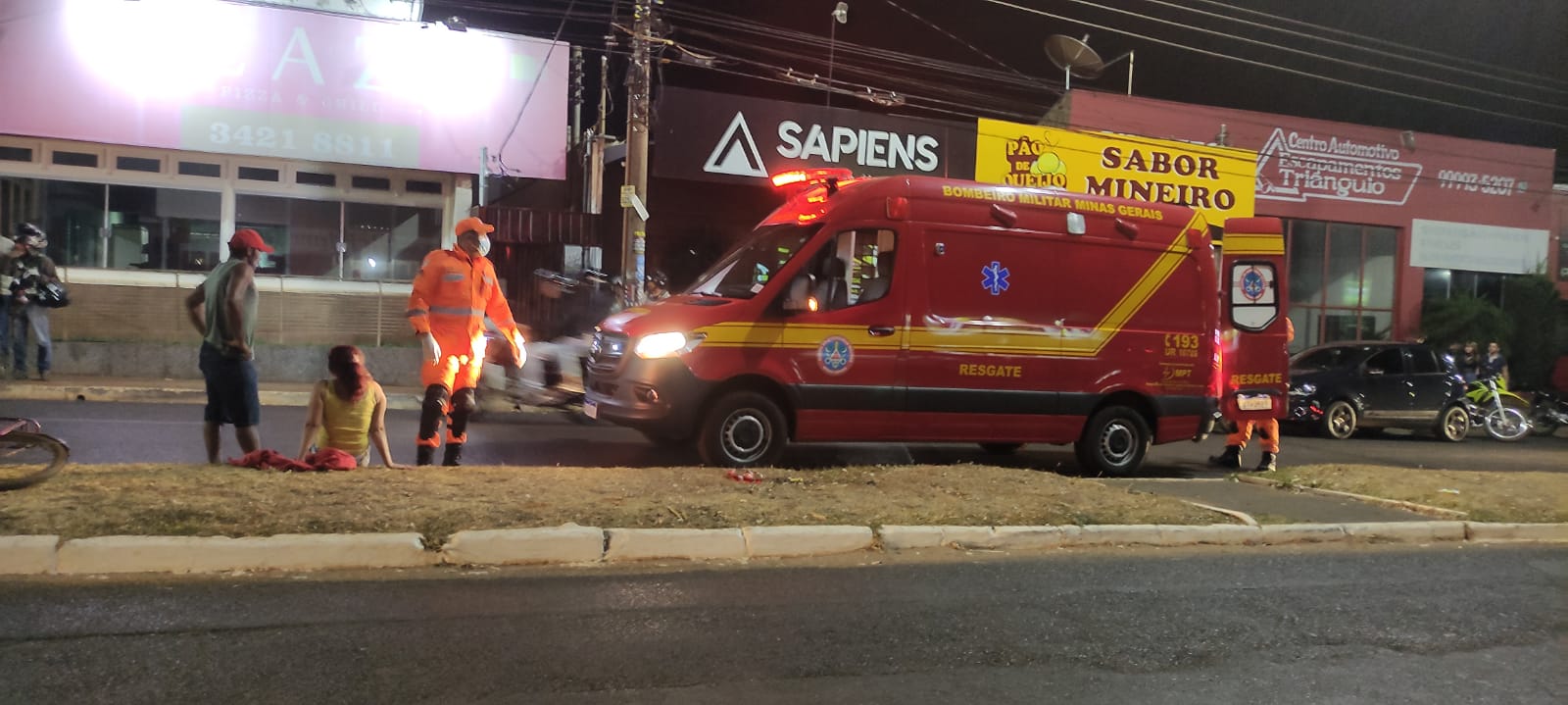 MOTO BATE CONTRA BICICLETA NA AVENIDA EUVALDO LODI, E CONDUTOR FOGE DO LOCAL; NO CHÃO FICARAM TRÊS VÍTIMAS DO ACIDENTE, SENDO DUAS QUE ESTAVAM NA BICICLETA E A GARUPA DA MOTO