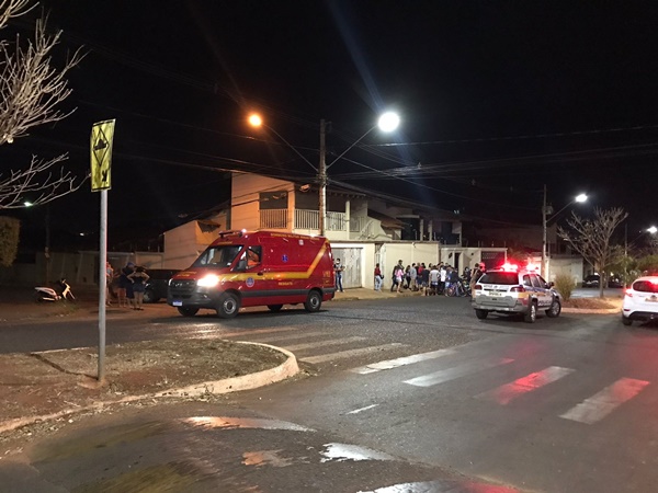 MOTO BATE COM CARRO NO BAIRRO JARDIM DAS LARANJEIRAS, SENDO QUE O MOTOCICLISTA NÃO É HABILITADO