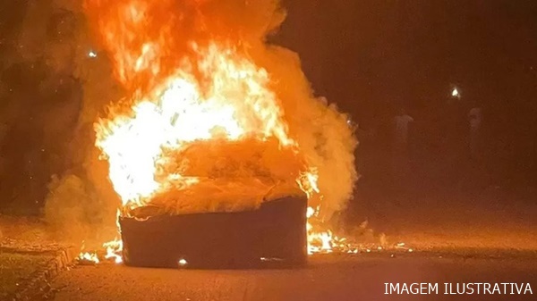 INCÊNDIO DESTROI VEÍCULO NA MG-255; POR SORTE NENHUMA PESSOA SE FERIU