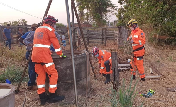 APOSENTADO DE 77 ANOS É RESGATADO DE CISTERNA PELO CORPO DE BOMBEIROS; ESTE É O SEGUNDO CASO REGISTRADO EM FRUTAL, NO MÊS DE SETEMBRO