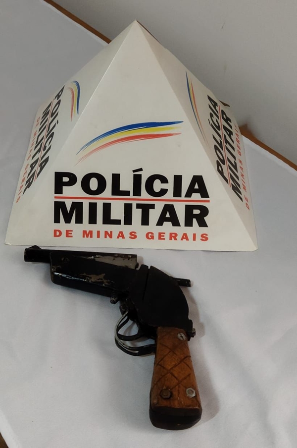 POLÍCIA MILITAR DE APARECIDA DE MINAS ENCONTRA ARMA ESCONDIDA EM LIXEIRA