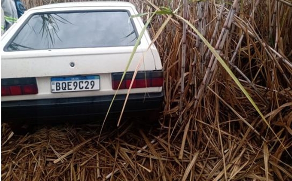 CARRO ROUBADO EM FAZENDA DE FRUTAL É LOCALIZADO ESCONDIDO EM CANAVIAL NO MUNICÍPIO DE FRONTEIRA