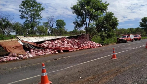 IDOSO FICA FERIDO APÓS CARRETA TOMBAR NA MGC-497 ENTRE UBERLÂNDIA E PRATA