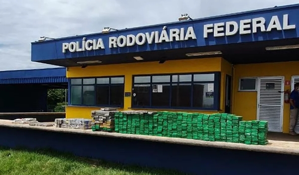 AVALIADA EM QUASE R$ 1 MILHÃO, MAIS DE 400 KG DE DROGAS SÃO APREENDIDOS ENTRE CAMPO FLORIDO E UBERABA