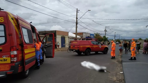 MOTOCICLISTA EMPINA MOTO, ATROPELA E MATA IDOSO EM UBERLÂNDIA