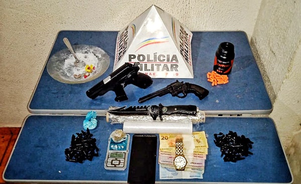 SUSPEITOS DE TRÁFICO DE DROGAS SÃO PRESOS EM FLAGRANTE PELA POLÍCIA MILITAR. NA CASA DELES FORAM APREENDIDOS ENTORPECENTES E SIMULACROS DE ARMAS