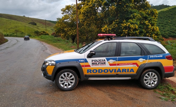 CRIMINOSOS SAQUEIAM CARGA DE CAMINHÃO QUE CAPOTOU NA RODOVIA ENTRE PIRAJUBA E PLANURA