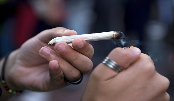 RAPAZ DE 24 ANOS COM CIGARRO DE MACONHA É LEVADO PARA DELEGACIA