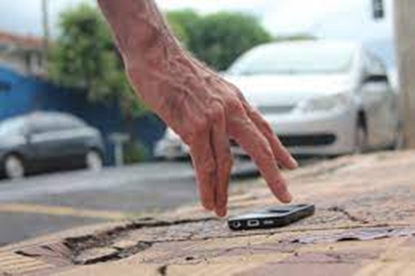 MULHER PASSA MAL EM VIA PÚBLICA E TEM O APARELHO CELULAR FURTADO
