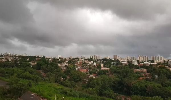 CLIMA: POSSIBILIDADE DE CHUVA COM TROVOADAS E TEMPO ABAFADO DEVEM MARCAR O FIM DE SEMANA NO TRIÂNGULO MINEIRO E ALTO PARANAÍBA