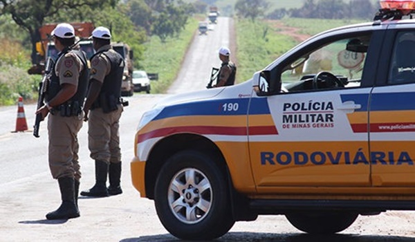 CAMINHÃO TANQUE COM MAIS DE 60 MIL LITROS DE GASOLINA É ROUBADO EM RODOVIA PERTO DE PLANURA