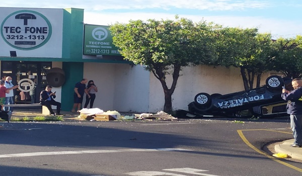 CARRO DE FUNERÁRIA CAPOTA AO SER ATINGIDO EM CRUZAMENTO NA CIDADE DE RIO PRETO E CAIXÃO COM CORPO É ARREMESSADO PARA FORA