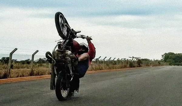 RAPAZ DE 18 ANOS É APREENDIDO EMPINANDO MOTOCICLETA NA FRENTE DA VIATURA POLICIAL EM PLANURA