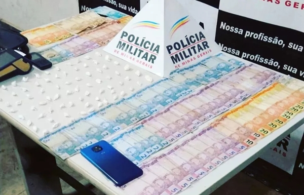 FORAGIDO É PRESO COM 76 PAPELOTES DE COCAÍNA E CONFESSA FAZER ENTREGAS VIA 'DISQUE DROGAS' EM UBERABA