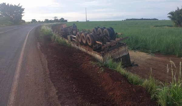 MOTORISTA PERDE O CONTROLE DE CARRETA, SAI DA PISTA E TOMBA NA RODOVIA QUE LIGA PIRAJUBA A CAMPO FLORIDO