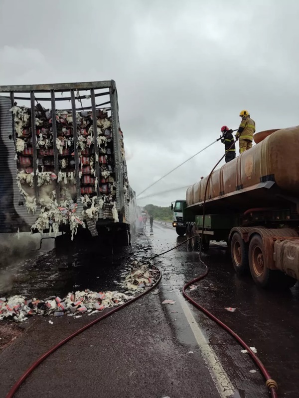 CARRETA BITREM COM LUVAS DESCARTÁVEIS PEGA FOGO NA BR-153 EM PRATA