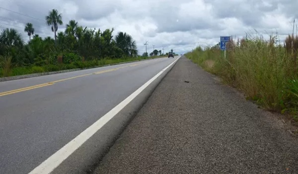 MULHER É ENCONTRADA AMARRADA DENTRO DE CAMINHÃO APÓS SER ASSALTADA NA BR 153