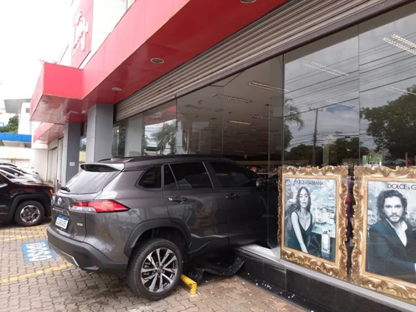 MOTORISTA PASSA MAL E INVADE LOJA DE COSMÉTICOS COM CARRO EM AVENIDA DE RIO PRETO