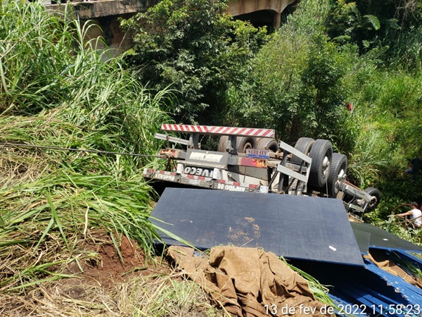 CORPO DE BOMBEIROS ATENDE CAPOTAMENTO DE CAMINHÃO NA REGIÃO DO DOURADINHO NA BR 153