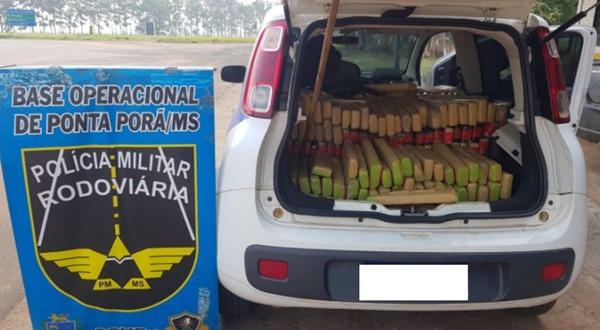 POLÍCIA DE MATO GROSSO DO SUL APREENDE APROXIMADAMENTE 500 KILOS DE MACONHA EM VEÍCULO PERTO DA CIDADE DE PONTA PORÃ. UM CASAL MORADOR DE FRUTAL, E UM OUTRO HOMEM DE UBERLÂNDIA FORAM PRESOS EM FLAGRANTE AO REALIZAREM O TRANSPORTE DA DROGA