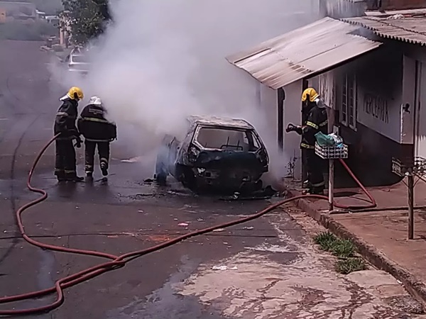 CARRO É INCENDIADO EM UBERABA; SUSPEITA É VINGANÇA POR DÍVIDA