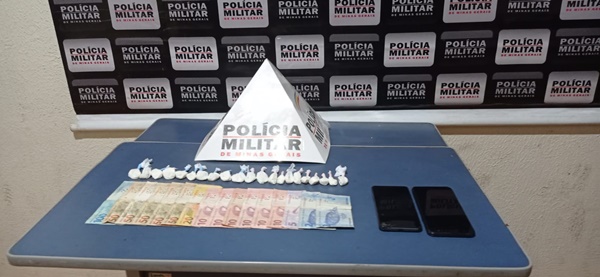 POLÍCIA MILITAR PRENDE SUSPEITO DE VENDER ENTORPECENTES. A OCORRÊNCIA FOI REGISTRADA NA NOITE DESTE DOMINGO