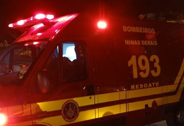 MOTOCICLISTA SOFRE ACIDENTE NA AVENIDA RIO DE JANEIRO E É SOCORRIDA PELO CORPO DE BOMBEIROS