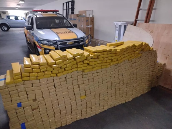 QUASE 1,5 TONELADA DE MACONHA E PASTA BASE DE COCAÍNA É APREENDIDA E QUATRO PESSOAS SÃO DETIDAS NA MGC-497, ENTRE UBERLÂNDIA E PRATA