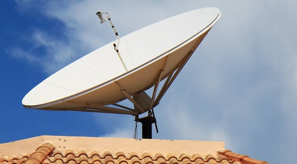 MULHER SAI NA PARTE DA MANHÃ DE CASA, E QUANDO RETORNA, PERCEBE QUE LADRÃO TINHA LEVADO SUA ANTENA PARABÓLICA