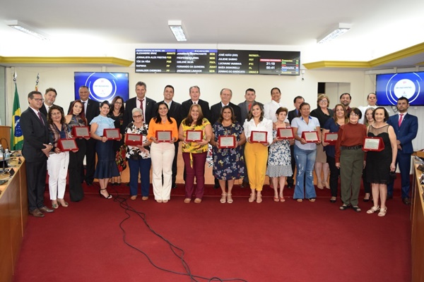 DIPLOMA HONORÍFICO “DESTAQUE MULHER” É ENTREGUE PELA CÂMARA MUNICIPAL