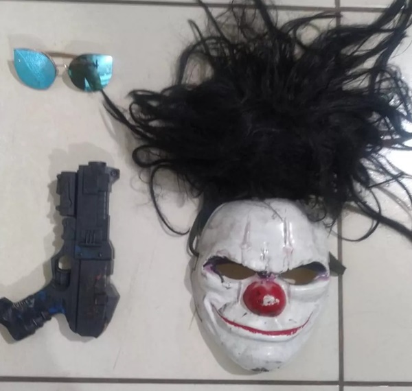 POLÍCIA ATIRA E MATA INDIVÍDUO QUE 'BRINCAVA' DE ASSALTO COM MÁSCARA DE PALHAÇO E RÉPLICA DE ARMA EM UBERLÂNDIA