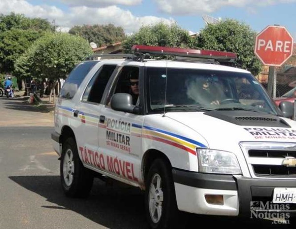 DOIS HOMENS SÃO PRESOS SUSPEITOS DE TRÁFICO DE DROGAS NO BAIRRO IPÊ AMARELO