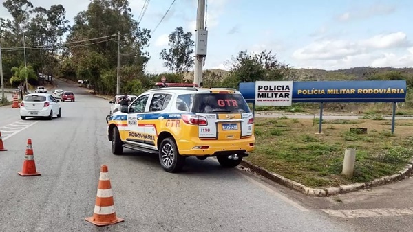 POLÍCIA MILITAR RODOVIÁRIA APREENDE CARRO COM PROCEDÊNCIA SUSPEITA; CONDUTOR DO VEÍCULO FOI PRESO ACUSADO DE RECEPTAÇÃO