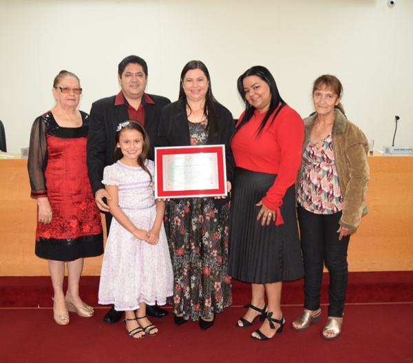 PASTORA É HOMENAGEADA COM TÍTULO DE HONRA AO MÉRITO PELA CÂMARA DE FRUTAL