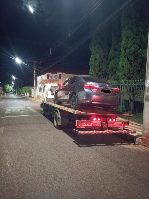 POLÍCIA MILITAR APREENDE CARRO AO VER MOTORISTA PRATICANDO DIREÇÃO PERIGOSA NO CENTRO DE FRUTAL