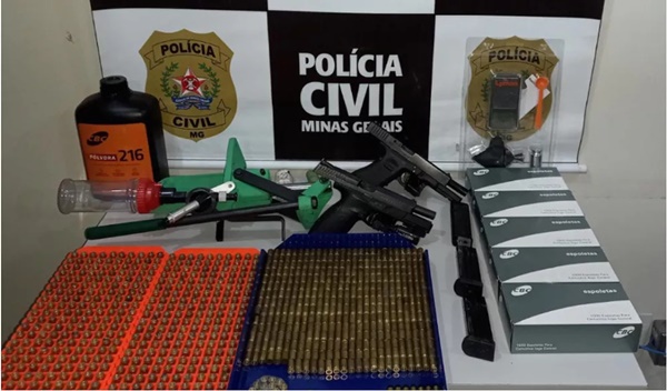 ARMAS DE FOGO E MUNIÇÕES SÃO APREENDIDAS EM CASA DE HOMEM INVESTIGADO POR AMEAÇAR A EX-NAMORADA EM UBERABA