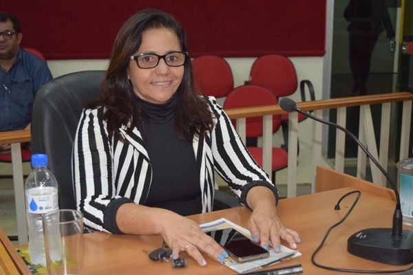 VEREADORA VAININHA PEDE SINALIZAÇÃO EM FRENTE ÀS ESCOLAS E CRECHES PARA GARANTIR SEGURANÇA DE ALUNOS 