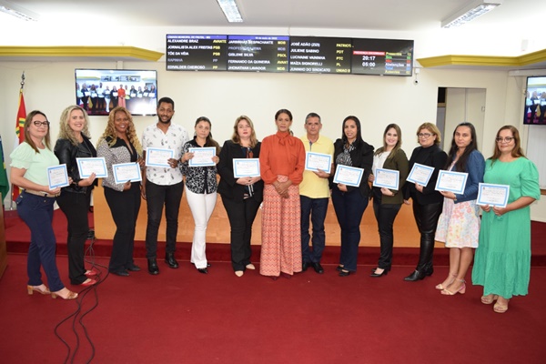 ASSISTENTES SOCIAIS DA PREFEITURA RECEBEM HOMENAGEM NA CÂMARA MUNICIPAL 