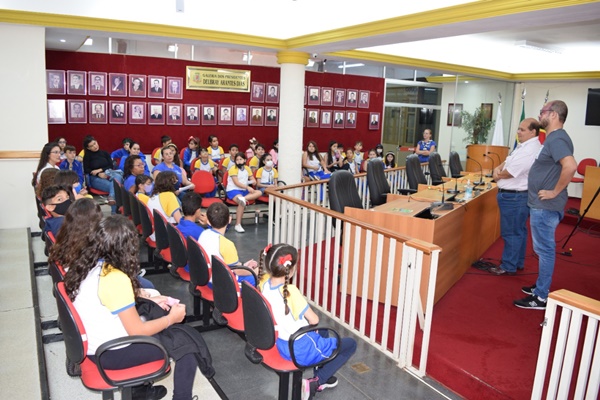 ALUNOS DA ESCOLA PARTICULAR BEM-ME-QUER VISITAM A CÂMARA MUNICIPAL DE FRUTAL 